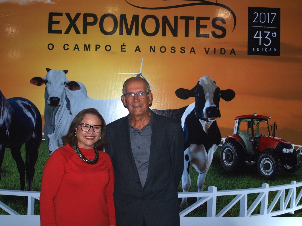 A coordenadora do Centro de Extensão do ICA, Júlia Maria de Andrade, e o presidente da Sociedade Rural de Montes Claros, José Luiz Veloso Maia, durante lançamento da Expomontes