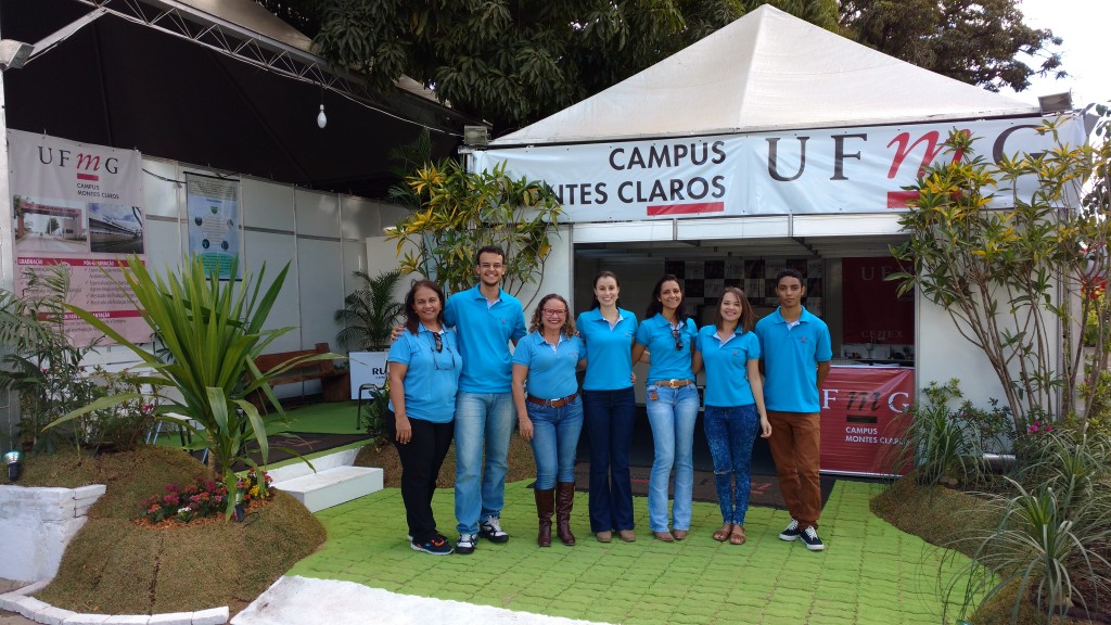 Equipe do Cenex posa em frente ao estande da UFMG na Expomontes 2016. Arquivo/Júlia de Andrade